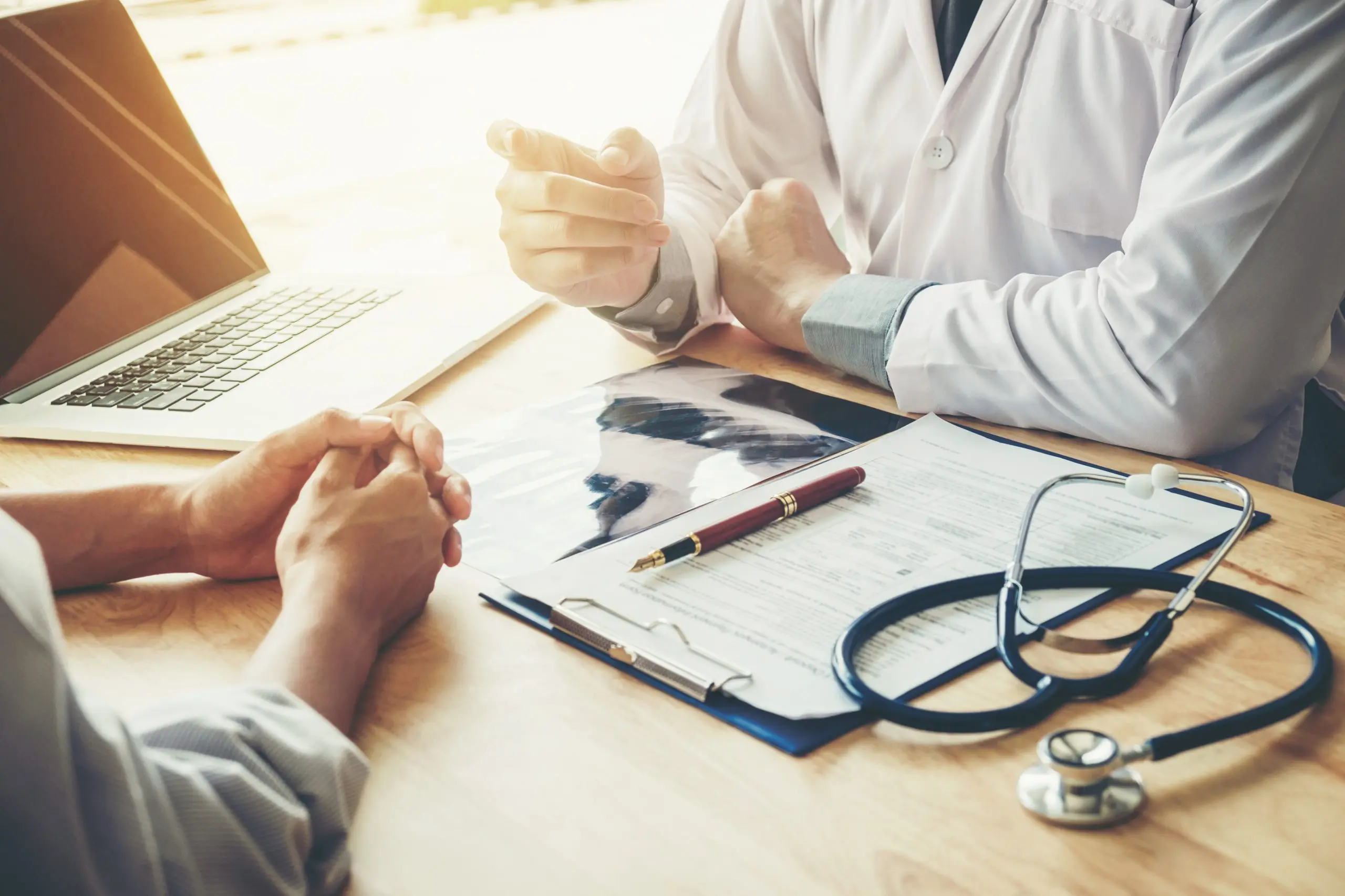 Doctors and patients sit and talk to the patient 