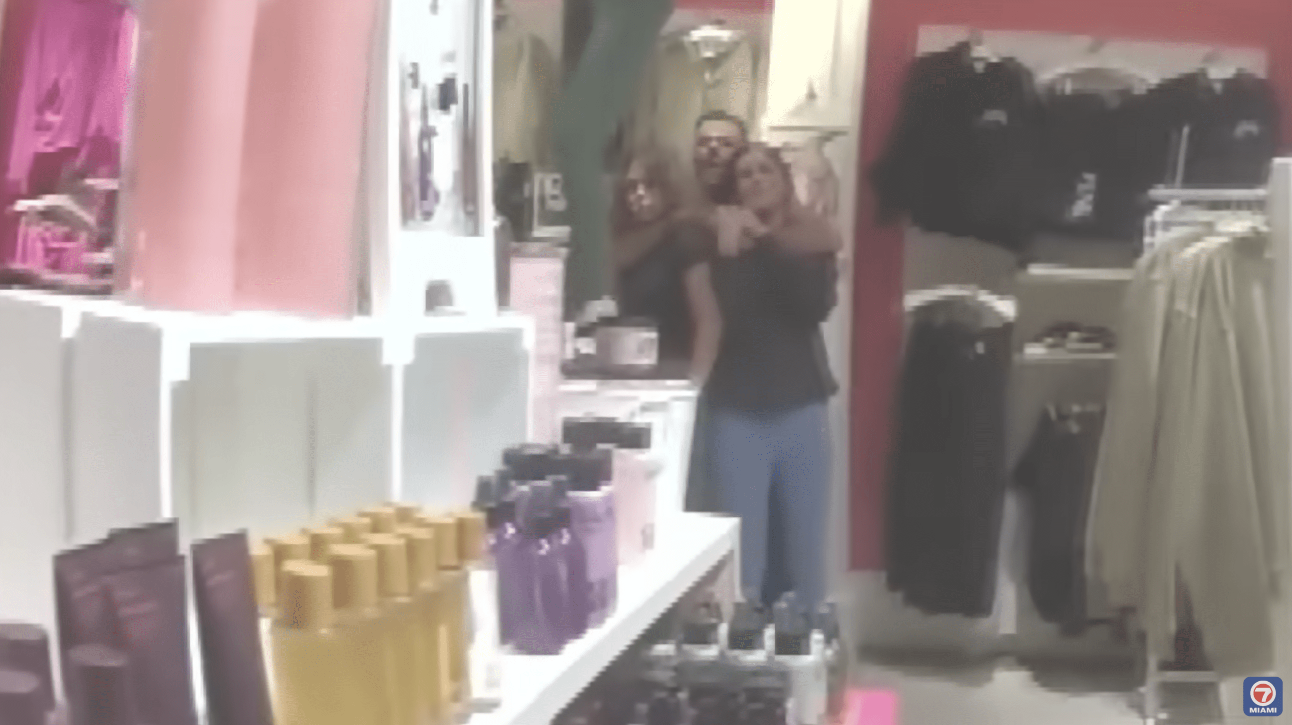 29-year-old man holding teen, store employee at knifepoint in Miami Beach