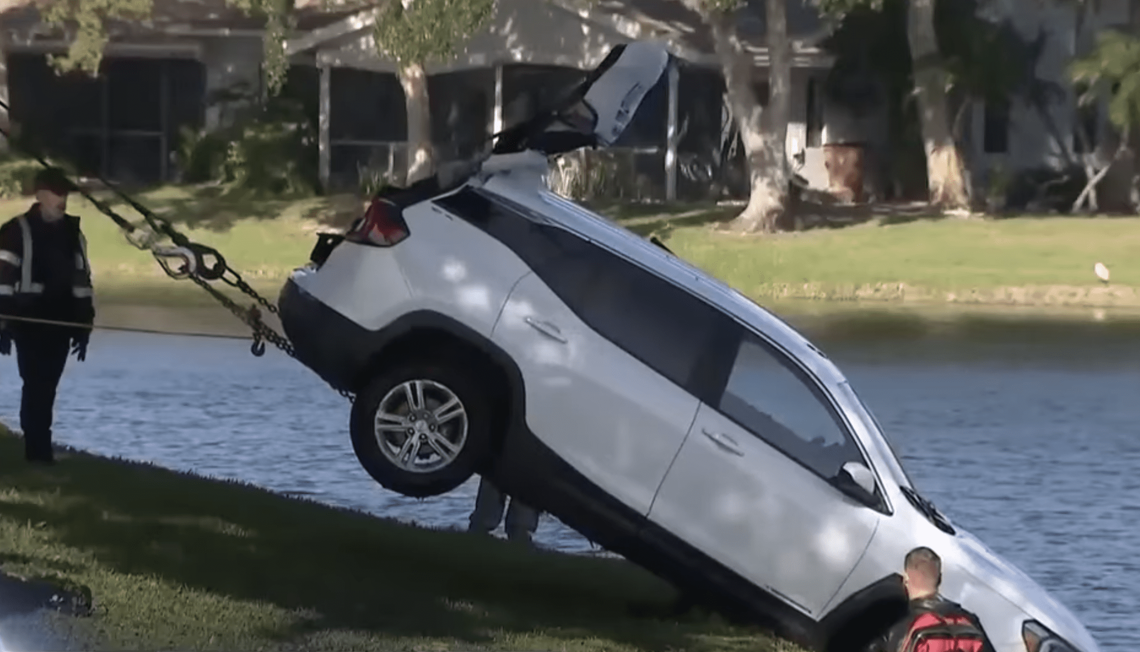 Burglars crash into Broward Lake