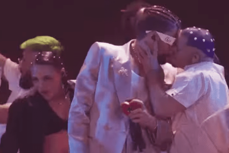 badbunny kiss man