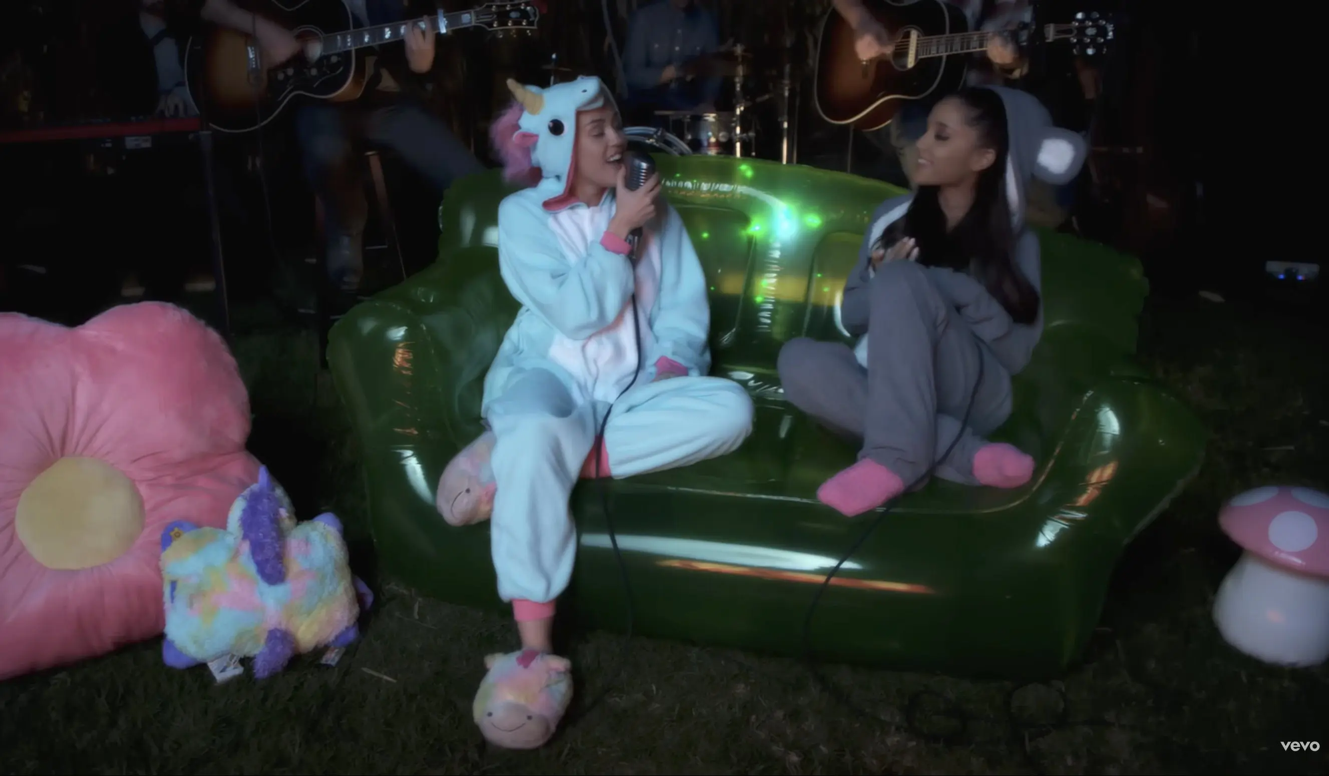 Miley Cyrus & Ariana Grande in their PJs