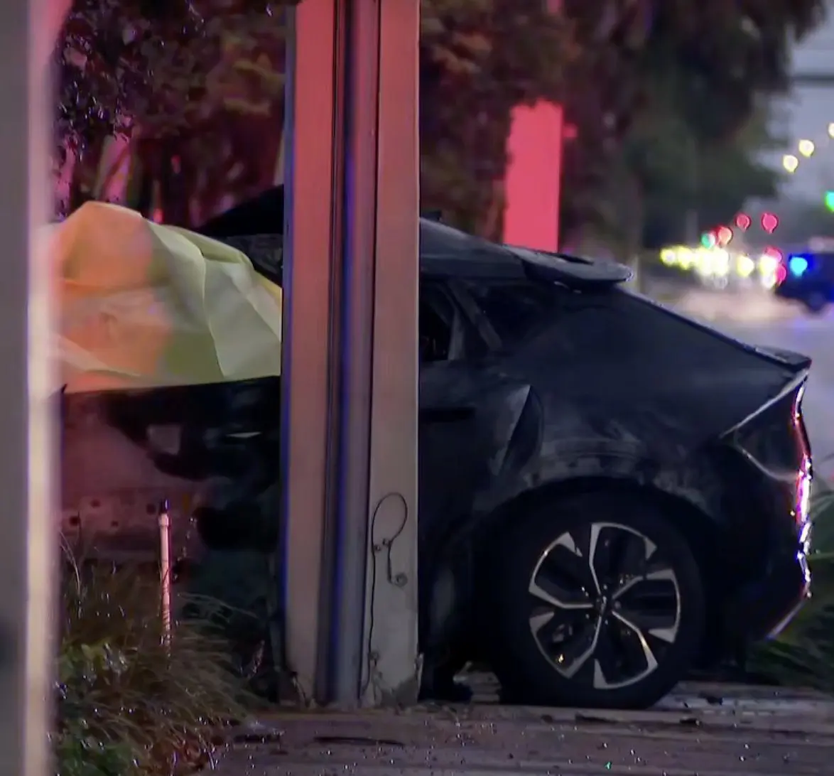 2 dead after a driver crashes into pole in Doral
